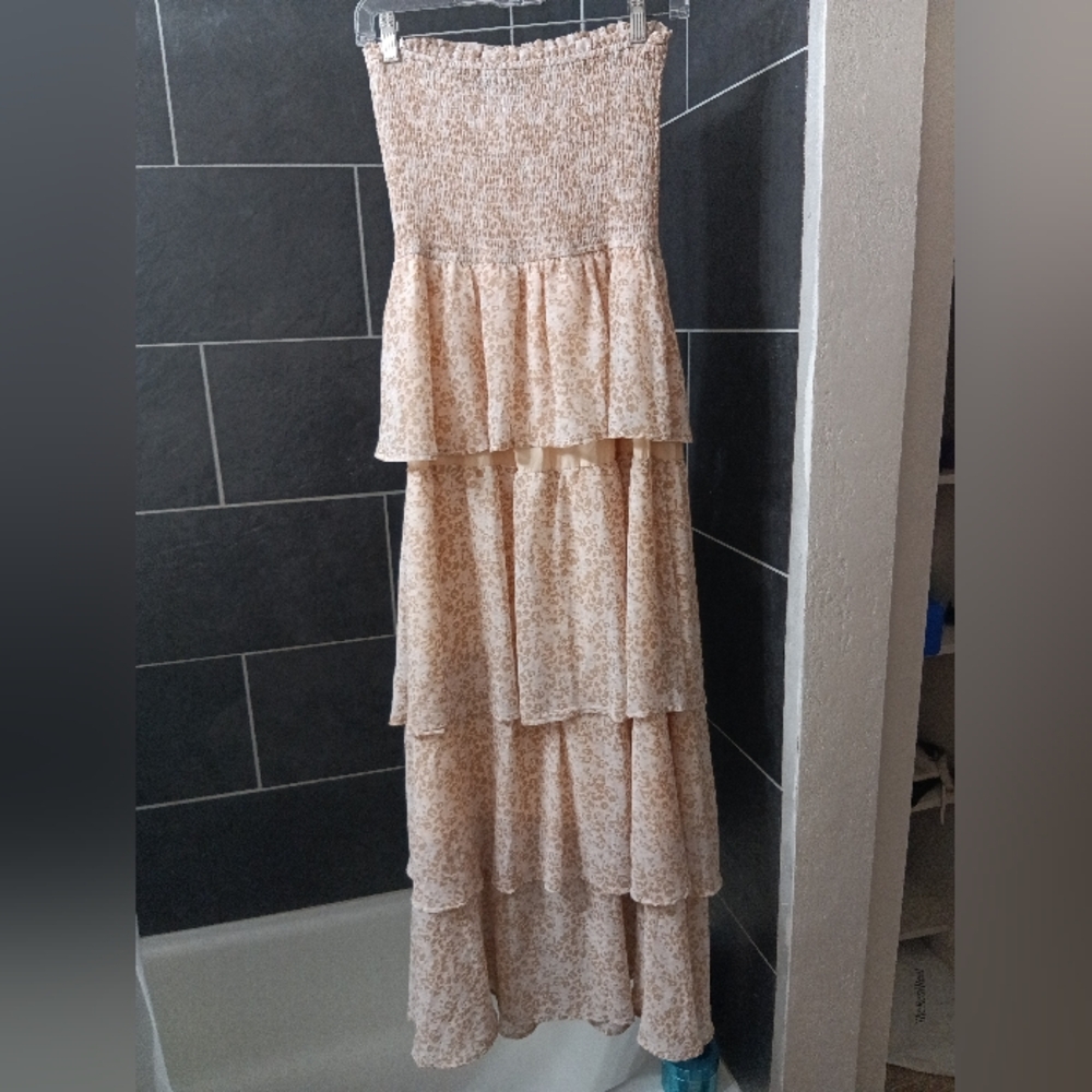 Fashion Strapless Tiered Maxi Dress floral print peach and cream size M